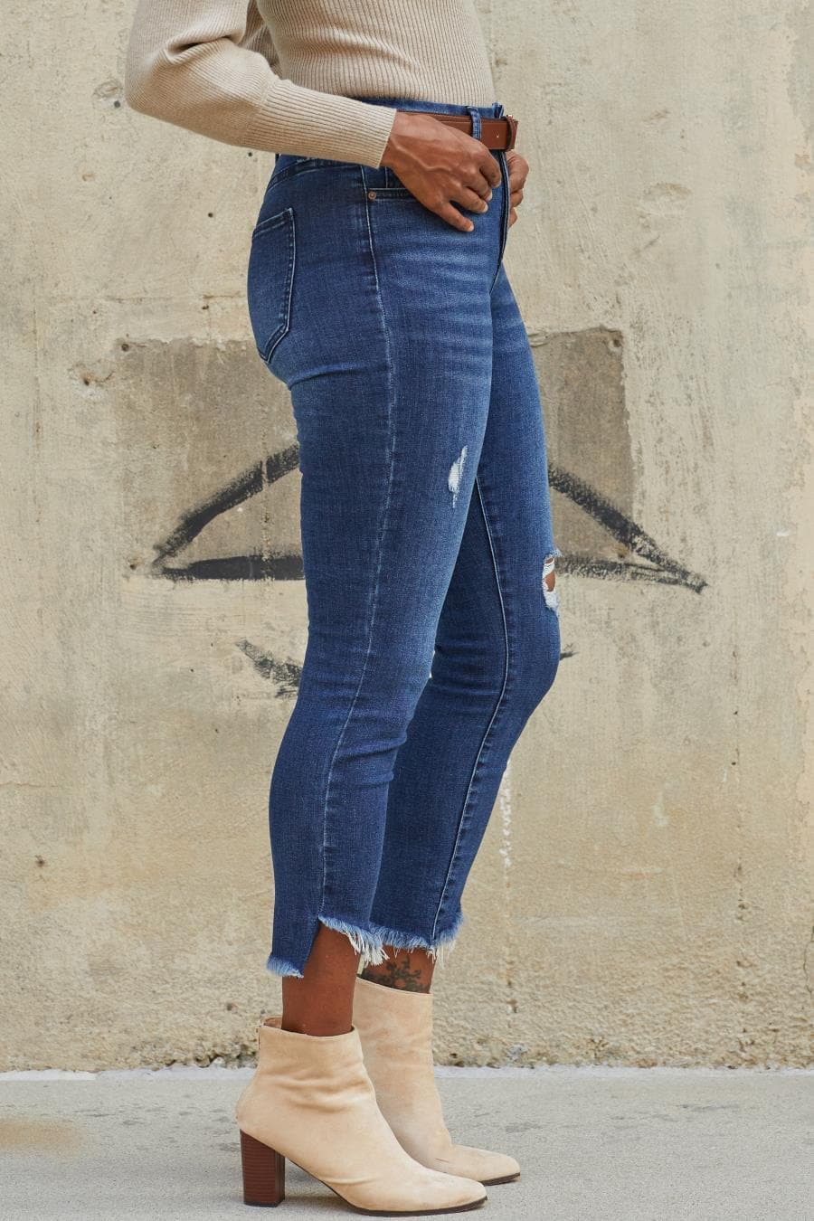 Women Curvy Fit High Rise Frayed Slanted Ankle Jean Wp47919