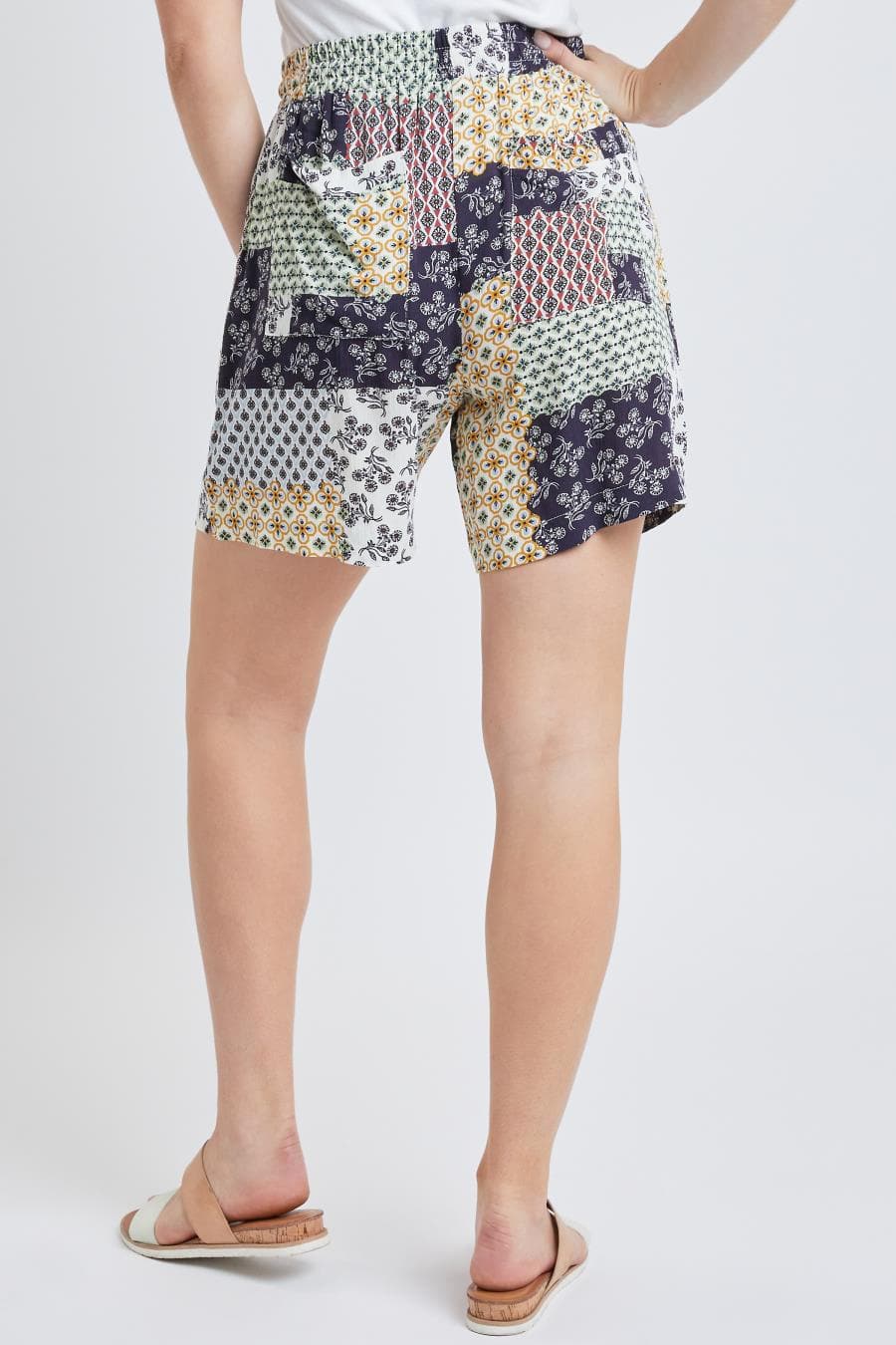 Women Printed Linen Shorts With Porkchop Pocket And Side Slit Ws2705Cg