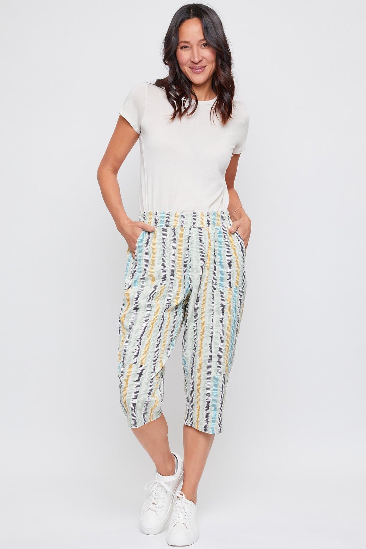 Women's Pull-On Capris With Big Pocket Detail